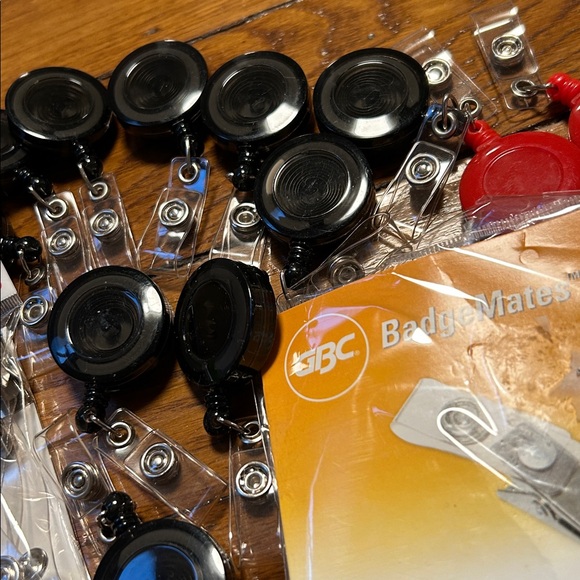 34 Badge Clips - Picture 3 of 5